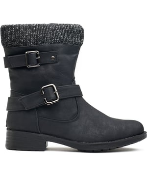 Dale la bienvenida a las nuevas estaciones con las botas de motociclista Solesister Vita. Estas botas hasta el tobillo cuentan con un diseño de dos hebillas de metal plateado para un atractivo rebelde adicional y un ribete de cuello de lana que le da un toque de elegancia invernal. Confeccionadas con una parte superior con apariencia de cuero y una suela de goma resistente, prometen durabilidad y estilo. Con un tacón de bloque y una suela con tacos, brindan la elevación y el agarre perfectos.