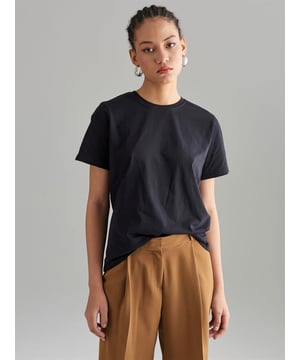 Fahrradkragen Oversized T-Shirt - Schwarz, zieht mit seinem Komfort und seiner Vielseitigkeit die Aufmerksamkeit auf sich. Dieses T-Shirt, das eine ideale Wahl für alle ist, die lässige Eleganz suchen, bietet dank seines hochwertigen Stoffes höchsten Tragekomfort. Mit dem Fahrradkragen-Detail stichst du heraus und kannst dieses Produkt mit vielen verschiedenen Teilen wie Jeans, Shorts oder Jogginghosen kombinieren. Dank seiner bequemen Passform passt dieses T-Shirt zu