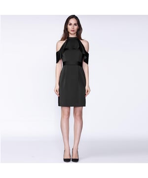 Perfect gesneden om je silhouet te flatteren met een extra riem die je taille benadrukt, deze cocktailjurk speelt tussen verleiding en vindingrijkheid. Gesneden in een vloeiend en comfortabel mat satijn, onderstreept het schouders met ruches. Een statement -stuk voor je uitstapjes.
 
 Productdetails :
 Aangepaste vorm
 Lengte: 92 cm / Het model meet 1m77 en heeft een maat 38
 Mouwloos / off -schouders
 Hoge kraag
 Onzichtbare zip en knop op het midden van de achterkant