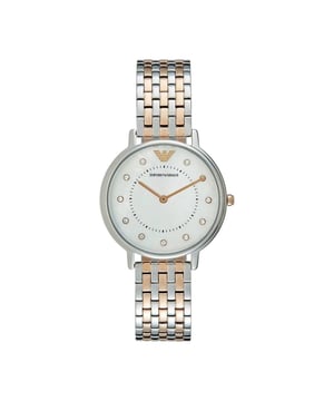 Inspiriert von den Emporio Armani-Modenschauen für Herbst 2016 ist diese Avantgarde-Uhr die perfekte Uhr für einen modebewussten und stilsicheren Stil. Das Design mit seinem runden Zifferblatt im Perlmutt-Stil und den funkelnden runden Stundenmarkierungen aus Kristallglas wird Sie verführen. Die Uhr zeigt mit ihren schlanken Zeigern dezent auf die Kristallmarkierungen. Ein Markendetail ersetzt die 12-Uhr-Markierung. Edelstahlarmband in polierter Ausführung mit roségoldfarbenen Gliedern, Doppelverschluss mit Druckknopf. Breite 32 mm