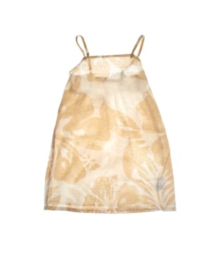 Este encantador vestido de lino para niñas combina estilo y comodidad con un diseño fresco y versátil. 

Presenta tirantes regulables que permiten un ajuste personalizado, asegurando un calce perfecto. 

La espalda cuenta con una abertura decorativa, que además es elástica, lo que le añade un toque moderno y funcional. 

Con un patrón plano y un diseño sencillo pero elegante, este vestido es ideal para los días cálidos, ofreciendo un look ligero y sofisticado para cualquier ocasión.
 Composición: Exterior: 55% Lino, 45% Algodón; Interior: 100% Algodón
 Cuidados:
- Lavar a máquina en agua fría  y ciclo delicado.
- Usar detergentes suaves.
- Usar secadora a baja temperatura.
- Planchar a bajas temperaturas.
- No lavar en seco.