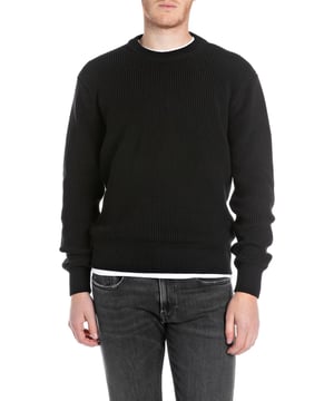 Ervaar het ultieme in comfort en klassieke stijl met het Replay-shirt met lange mouwen. Het monochrome ontwerp en de ronde halslijn zorgen voor tijdloze elegantie, terwijl de geribde manchetten en zoom voor een geraffineerde touch zorgen. Gemaakt van hoogwaardige materialen is dit overhemd niet alleen comfortabel om te dragen, maar biedt het ook een uitstekende duurzaamheid. Perfect voor elke gelegenheid, van een casual weekend tot een ontspannen kantoorstijl. De eenvoudige esthetiek is moeiteloos te combineren, terwijl de precieze afwerking zorgt voor een perfecte pasvorm. Gun jezelf de luxe van een overhemd dat stijl en comfort combineert.