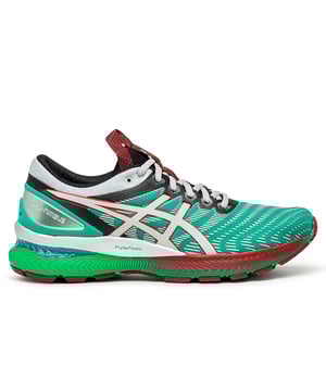ASICS FN1-S GEL-NIMBUS 22 Trainers verdes femeninos: una mezcla armoniosa de tecnología avanzada y diseño elegante, adaptado para mejorar su viaje de carrera con una comodidad y apoyo incomparables. Estos entrenadores están cuidadosamente elaborados para satisfacer las diversas necesidades de los corredores, lo que los convierte en una opción esencial para aquellos que buscan rendimiento y estética.

Características clave:

Amortiguación dinámica: los entrenadores Gel-Nimbus 22 cuentan con la famosa tecnología de amortiguación de gel de ASICS, colocada estratégicamente en las áreas de talón y antepié. Esto proporciona una absorción de choque excepcional, reduciendo el impacto durante cada paso y garantizar una carrera más suave y cómoda.

Ajuste y sensación de lujo: con un enfoque en la comodidad, estos entrenadores cuentan con un collar y lengua de felpa, asegurando un ajuste ajustado y suave alrededor del tobillo. El material superior suave y transpirable mejora aún más la comodidad general, lo que permite que sus pies respiren mientras ofrecen una estructura de apoyo.

Contador del talón estable: la estabilidad de la carrera es primordial, y los entrenadores Gel-Nimbus 22 sobresalen en este aspecto. El mostrador de talón incorporado se acuna y estabiliza su talón, minimizando el movimiento innecesario y evitando incomodidad o ampollas durante las carreras más largas.

Ajuste adaptativo: el diseño superior innovador combina una malla de estiramiento multidireccional con un Sistema de embrague de talón externo ™, proporcionando un ajuste seguro pero flexible. Esta construcción adaptativa acomoda el movimiento natural de su pie, brindando comodidad sin comprometer la estabilidad.

Retorno de energía eficiente: equipado con tecnología FlyTefoam® en la entresuela, estos entrenadores ofrecen un notable retorno de energía con cada paso. Esta espuma liviana y receptiva no solo mejora su rendimiento, sino que también reduce la fatiga, lo que le permite hacer un esfuerzo adicional.