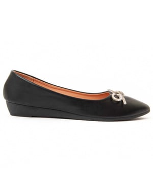 Ballerina-Pumps mit Keilabsatz für Damen. Bequeme Passform. Hergestellt aus veganen Materialien. Hergestellt von anderen Marken für unsere Marke. Ungefähre Maße: 3 cm Keil.