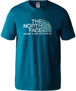 The North Face logo takes centre stage on this classic t-shirt. Whether you're hitting the trail on a sunny day or exploring the city, our pure cotton New Peak T-Shirt is a comfortable and stylish choice for all your summer adventures.