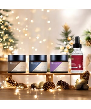 El kit contiene: Dr Botanicals Activate Exfoliante de Nuez de Limpieza Profunda y Purificación de Poros 60ml, Dr Botanicals Activate Hidratante Corporal Antioxidante de Rápida Absorción Vitamínica 60ml, Dr Botanicals Serum de Ojos Reparador de Colágeno Vegano 15ml, Dr Botanicals Activate Mascarilla Milagrosa Fitoquímica 60ml. Descubra el poder transformador del kit antiedad Dr Botanicals Activate Radiance Renewal Short Dated Kit, diseñado para rejuvenecer su piel y realzar su brillo natural. Este lujoso set para el cuidado de la piel contiene una mezcla de ingredientes nutritivos como la manteca de karité y el aceite de almendras dulces, conocidos por sus profundas propiedades hidratantes, mientras que el aceite de semilla de uva y el extracto de semilla de café ayudan a combatir los signos del envejecimiento y favorecen un aspecto juvenil. La inclusión de Jugo de Hoja de Aloe Vera proporciona una hidratación calmante, haciéndola perfecta para todo tipo de pieles. Con los beneficios añadidos del Ácido Salicílico para una exfoliación suave y el Ácido Fítico para iluminar el cutis, este kit es imprescindible para cualquiera que busque una piel radiante. Tenga en cuenta que este kit contiene productos con fecha de caducidad limitada al 1 de enero de 2025.