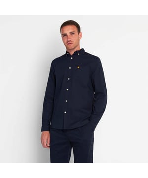 Ob unter einem Blazer, gesteckt oder ungesteckt - wie Sie unser weißes Oxford-Hemd von Lyle & Scott tragen, bleibt Ihnen überlassen.\nDieses Herrenhemd kann jeden Look aufwerten und zeigt stolz den auf die linke Brusttasche gestickten Lyle & Scott Steinadler.