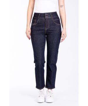 Jeans mit mittelhohem Bund mit Gürtelschlaufen und fünf Taschen. Ausgestelltes Bein. Reißverschluss und Metallknopf vorne.