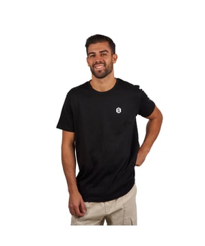 Short sleeve t-shirt Superb.
 Round neckline with ribbed finish.
 Brand print on the front and back.
 Seams seen in tone.
 Composition: 100% Organic Cotton
 Care:
- Wash at max. 40ºC.
 - Do not use bleach.
 - Iron at low temperature.
 - Do not dry clean.
 - Do not use dryer.