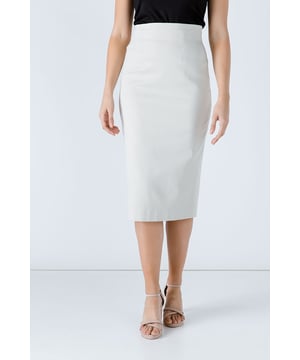 Aansluitende kokerrok met hoge taille en een smalle tailleband. Aansluitende kokerrok met hoge taille. Smalle tailleband van dezelfde stof. Decoratieve zilveren rits aan de achterkant. Kleine split aan de achterkant. Volledig gevoerd. Ons model is 178 cm lang en draagt maat 36. Afmetingen voor maat 38 (in cm): Lengte lichaam - 74; Taille - 38; Zoom - 44. Het kledingstuk is aansluitend.