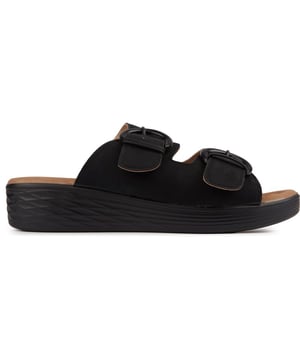 Camine con facilidad y con la brisa veraniega con las sandalias Kelly de Solesister. Diseñado con una parte superior suave de 2 correas, elegantes hebillas en forma de media luna y una plantilla cómoda y acolchada para un look veraniego atemporal pensando en el estilo y la comodidad. La suela de cuña elevará tu zancada.