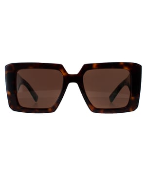 De Prada PR23YS 2AU06B tortoise donkerbruine zonnebril is gemaakt van hoogwaardig acetaatmateriaal dat zorgt voor duurzaamheid en comfort. De slapen zijn versierd met het iconische Prada logo, wat een vleugje verfijning toevoegt. Deze zonnebril is perfect voor elke gelegenheid, of het nu een dagje in de zon is of een avondje uit in de stad.