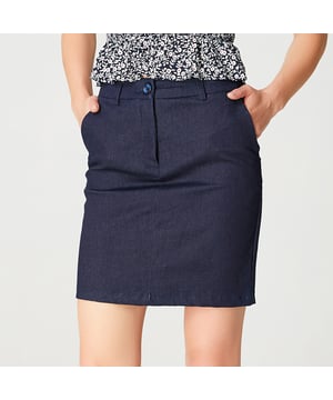 Ein zeitloses Stück und ein Muss in jedem Kleiderschrank: der Jeansrock. In dieser Saison ist er gerade geschnitten, geht bis zum Knie und ist dank eines leicht dehnbaren Stoffes eher tailliert. Erhältlich in zwei verschiedenen Denim-Farbtönen. Mit zwei Seitentaschen und einem Schlitz in der Mitte der Rückseite. Lässt sich leicht mit jeder Art von T-Shirt, Bluse oder Jacke kombinieren. Wählen Sie einen verführerischen Stil mit hohen Sandalen oder entscheiden Sie sich in der Zwischensaison für einen lässigeren Look mit Sneakers oder Ankle Boots.
Details zum Produkt
- Form: Bodycon
- Seitliche Taschen
- Fliege vorne in der Mitte
- Länge: 47 cm