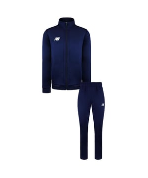 Ensure your child stays comfortable and stylish during all their adventures with the New Balance Travel Kids Tracksuit. Designed with both active play and relaxation in mind, this tracksuit is the perfect blend of functionality, durability, and modern style.