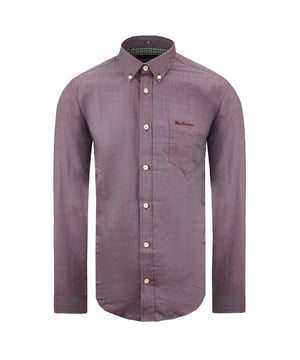 La camisa Ben Sherman Oxford es un ícono de la moda masculina. En un esquema de color rojo de vino, la variante de manga larga de este hombre en la camisa de Oxford es una declaración para cualquier guardarropa.

Con un ajuste regular de mod, en algodón premium, la legendaria camiseta de Ben Sherman Oxford presenta la marca icónica, un collar de dos dedo y un plieguero de caja posterior para crear un verdadero estilo de mod como lo ha hecho desde 1963.

Este es el verdadero original, y la camisa de manga larga roja oscura de los hombres ideales para cualquier ocasión. Una verdadera camiseta de declaración para hombres.