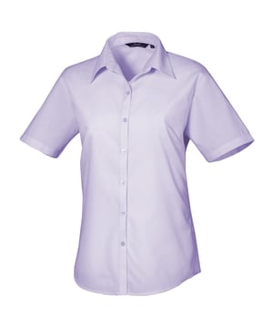 Zachte kraag styling. Afgeronde onderzijde. Uitgeruste styling met bustdarts en rugpijltjes. Easycare stof, korte mouwen. Geparelmoerde knoppen op lichtblauw en wit. Zelfkleurige knoppen op overige. Stof 65% Polyester, 35% Katoen. Gewicht 105 gsm.