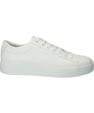 Maak kennis met deze Maynard sneakers van Blackstone Footwear, de perfecte sneaker voor de moderne man die een strak, minimalistisch ontwerp waardeert. Deze slanke sneaker is gemaakt in Portugal met oog voor detail. Ontworpen met een luchtige ondertoon, vervaagt Maynard moeiteloos de grens tussen casual en sportief. Als je je voeten in deze lichtgewicht sneakers laat glijden, voel je meteen het comfort en de vrijheid die ze bieden. De EVA-cupzool geeft ondersteuning en demping, zodat elke stap die je zet energiek en moeiteloos blijft.