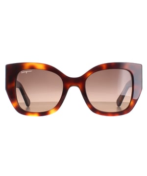 Las gafas de sol Salvatore Ferragamo SF1045S 238 classic tortoise brown gradient son unas modernas monturas cuadradas fabricadas en acetato ligero. El icónico logotipo de Salvatore Ferragamo está sutilmente grabado en las patillas, mostrando el toque característico de la marca.