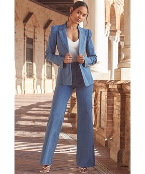 Making every outfit look on-trendMust-have wide legCrafted from our signature soft stretch denimThe perfect blue washPair with the matching blazerThink heels and a nice top or a tee and trainersInside leg to fit: Short 29 | Regular 31" | Long 33"