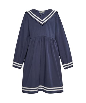 Dieses Kinderkleid versprüht dank des maritimen Kragens, der quadratischen Rückseite und der V-förmigen Vorderseite einen maritimen Charme. Zierstreifen am Kragen und an den Manschetten verleihen den langen Ärmeln einen einzigartigen Charme. Die geraffte Taille sorgt für einen zeitlosen, nautisch inspirierten Look, der oft mit Schuluniformen assoziiert wird. Ein knielanges Kleid, perfekt für die jüngsten Liebhaber klassischer Stile mit einem Hauch von maritimem Stil. Dieses Produkt ist Teil der Kids-Kollektion.  Kleid