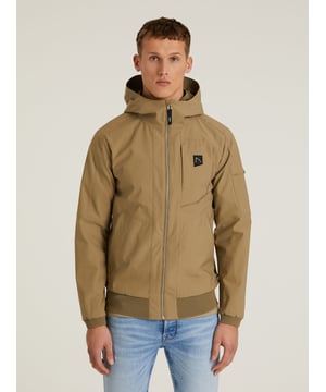 The Return mount jacket is a wonderfully warm jacket that can be worn in spring and autumn. The CHASIN' jacket stops rainwater and wind and this jacket has a hood. This also keeps your hair dry if it starts to rain. Of course, this CHASIN' jacket also has our beautiful lotes badge on the chest. Take a look at the detail photos to see how beautifully this jacket is finished and has different details. This Return mount jacket fits your body perfectly, not too loose and not too tight.
