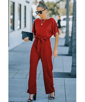 Stilvoller und luxuriöser Jumpsuit mit weitem Bein  
Flatternde Silhouette, die den Körper streckt  
Gürtel in der Taille für eine feminine und elegante Form  
Hergestellt aus hochwertigen Materialien für Komfort  
Vielseitiges Stück für sowohl formelle als auch legere Anlässe  
Kann schick oder lässig gestylt werden  
Perfekt für glamouröse Abendlooks oder entspannte Outfits  
Ideale Ergänzung für die Garderobe jeder modebewussten Frau  