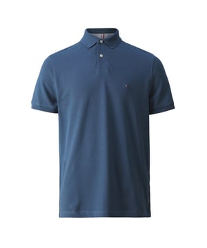 Herren-Poloshirt der Marke Tommy Hilfiger. Die Polos von Tommy Hilfiger sind aus Bio-Baumwolle und Elastan gefertigt und haben eine normale Passform. Die weiche Baumwolle sorgt für hohen Tragekomfort. Das Elastan sorgt für eine feine Dehnung des Stoffes.  Marke: Tommy HilfigerModellname: 1985 Regular PoloKategorie: Herren-PolosMaterialien: Bio-Baumwolle, ElastanFarbe: blau
