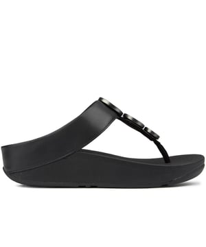 Sandalias Fitflop halo metalizadas en color negro para mujer, confeccionadas en material sintético y suela de goma. Incluye: suela micro wobbleboard, marca fitflop, correas cómodas, altura del tacón de 4 cm y borde frontal con halo.