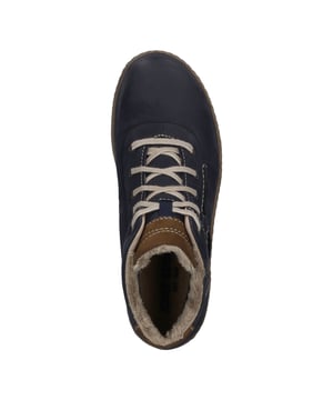 Entdecke die perfekte Symbiose aus traditioneller Handwerkskunst und modernem Design mit dem Steffi 53 von JOSEF SEIBEL in der angesagten Farbe ocean-kombi. Dieser Damenschuh verkörpert die Essenz der Marke JOSEF SEIBEL, bekannt für seine hochwertigen und langlebigen Schuhe, die weit entfernt von der vergänglichen Welt der Fast Fashion liegen. Die Stiefelette, gefertigt aus feinstem Nubukleder vom Rind und warm gefüttert mit einem weichen Textilinnenfutter, bietet in den kalten Wintermonaten eine exzellente Wärmeisolierung und einen unvergleichlichen Tragekomfort. Dank der herausnehmbaren Textilinnensohle kann jederzeit ein persönliches orthopädisches Fußbett verwendet werden, was den Schuh nicht nur alltagstauglich, sondern auch ideal für lange Spaziergänge in der Freizeit macht. Der Verschluss mittels Schnürung erlaubt eine individuelle Anpassung an den Fuß, wodurch ein optimaler Sitz gewährleistet wird. Die Sohle aus PU, einem leichten, aber extrem dämpfenden Material, sorgt für ein angenehmes Laufgefühl, während die wasserabweisende Beschaffenheit des Schuhs auch bei schlechtem Wetter trockene Füße garantiert. Die Produktionstechnik AGO, eine innovative Verklebung von Obermaterial und Sohle, unterstreicht die handwerkliche Expertise von JOSEF SEIBEL und bietet eine leichte, formbeständige Alternative zu herkömmlichen Fertigungsmethoden. Die Kollektion Spirit of Nature spiegelt das Engagement von JOSEF SEIBEL für Umweltbewusstsein und Nachhaltigkeit wider, indem sie sowohl Komfort als auch ein charakterstarkes Design in den Vordergrund stellt. Der Steffi 53 in ocean-kombi ist somit nicht nur eine Stiefelette für Damen, die Wert auf Qualität und Bequemlichkeit legen, sondern auch ein Statement für bewussten Konsum und eine tiefere Verbindung zur Natur.