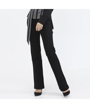 Ein müheloses und bequemes Kleidungsstück dank des dehnbaren und weichen Stretch-Jersey-Materials. Diese Hose lässt sich mit jeder Art von Hemd und Jacke kombinieren. Ein einfaches und zeitloses Stück für den täglichen Gebrauch.

Produkt-Details:
Gerade Form
Hosenschlitz mit Reißverschluss
Seitliche Taschen
Länge: 109 cm