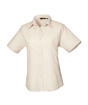 65% Polyester, 35% Katoenpopeline. Stof: Popeline. Ontwerp: Eenvoudig. Bevestiging: Knop. Halslijn: Collared. Hem: Gebogen. Mouwtype: Korte mouwen. Rugnaden, Bustenaden, Dubbel gevouwen naden, Onderhoudsvriendelijk, Geparelde knopen. Passend: Gemonteerd. Duurzaamheid: Amfori, BSCI, REACH, Sedex, WRAP Gecertificeerd.
