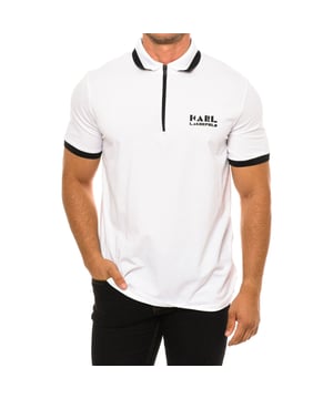 Polo de manga corta 745081 hombre Karl Lagerfeld.

Presenta un cuello de solapa con cremallera.
Cuenta con un estampado de la marca Karl Lagerfeld en el frontal superior.
El corte y diseño sencillo permiten versatilidad en los looks y facilidad de combinación.
Su sencillez y comodidad, junto con el prestigio de la marca, lo convierten en una opción atractiva y adaptable a diferentes estilos.
 Composición: 95% Algodón, 5% Elastano
 Cuidados:
Lavar a temperatura máxima 30º.
Planchar a baja temperatura.
No usar lejía.
No usar secadora.
No lavar en seco.