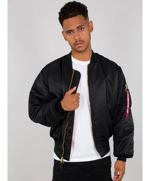 Alpha Industries klassieke MA-1 omkeerbaar bomberjack met utility zak en kenmerkende RBF tag. Gesneden in oversized pasvorm. Met oranje voering.