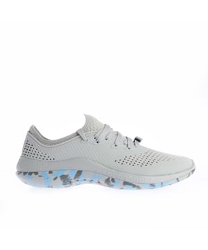 Heren Crocs LiteRide 360 Pacer Trainers in de kleur grijs.- Dynamisch ademend Matlite™ Motion bovenwerk.- Inclusief twee Jibbitz™ veterbedels "Litein en "Ridein.- Gebreide stof.- Druk en warmte toegewezen aan de voet om je ondersteuning en ademend vermogen te geven waar je voeten het het meest nodig hebben.- 360 graden LiteRide™ schuim onder de voet dat superzacht, ongelooflijk licht en buitengewoon veerkrachtig is.- LiteRide™: Revolutionair. Ingekorte zachtheid. Innovatief comfort.- Rubberen buitenzool.- Ref: 2076320ZU