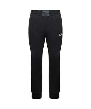 Deze trainingsbroek is zorgvuldig ontworpen om stijl, comfort en functionaliteit te combineren, waardoor het een uitstekende keuze is voor actieve mensen.

Deze trainingsbroek is gemaakt van hoogwaardige materialen en biedt duurzaamheid en voelt zacht aan op de huid. De zwarte kleur voegt een vleugje verfijning toe en zorgt voor veelzijdigheid en gemakkelijk combineren met andere stukken van je garderobe.

De Marciano trainingsbroek heeft een moderne en getailleerde pasvorm voor een gestroomlijnd silhouet zonder in te leveren op comfort. De broek heeft een ontspannen maar flatterende look en biedt bewegingsvrijheid tijdens het sporten of casual wear.

Deze trainingsbroek is ontworpen met het oog op functionaliteit en is een combinatie van stijl. Ze zijn voorzien van meerdere zakken, waaronder steekzakken en achterzakken, zodat je je essentials onderweg handig kunt opbergen. De elastische tailleband met een verstelbaar trekkoord zorgt voor een persoonlijke en stevige pasvorm.

Het BoxRaw logo is subtiel geborduurd of bedrukt en vertegenwoordigt de toewijding van het merk aan kwaliteit en stijl. Het logo voegt een vleugje authenticiteit en sportieve flair toe en maakt een statement over uw toewijding aan uw fitnessreis.

Of je nu naar de sportschool gaat, boodschappen doet of gewoon thuis luiert, de BoxRaw Marciano zwarte trainingsbroek voor heren is een veelzijdige keuze die mode en functionaliteit moeiteloos combineert. Combineer ze met een bijpassend trainingsjack of een eenvoudig T-shirt voor een complete en stijlvolle look.

Verhoog je sportgarderobe met de BoxRaw Marciano zwarte trainingsbroek voor heren. Omarm het comfort, de stijl en de veelzijdigheid die ze bieden en geniet van het vertrouwen dat je krijgt als je een topmerk op het gebied van sport draagt.
