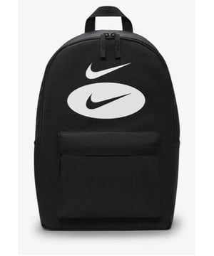 Nike Heritage Rugzak ALTIJD OP DE GO. - -.  Pak je spullen en ga op pad met de Nike Heritage rugzak. - -. Hij heeft twee vakken met ritssluiting om alles georganiseerd te houden, een zijvak met ritssluiting voor items die je snel kunt pakken en een graphic die is ontworpen om je te laten glimlachen. - -.  Dicht geweven polyester biedt ondersteuning voor zwaargewicht. - -.  In de interne hoes past een laptop van maximaal 15 inch. - -.  Een hoofdvak met rits biedt ruimte voor je spullen.
