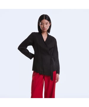 Met een snede met Zen -invloeden, is dit minimalistische stuk moeiteloos dat elke vorm van broek of leggin kan worden gecombineerd. Linkszijde -bevestiging met lint, V halslijn en licht satijnen materiaal. Om los te laten voor een ontspannen look of om te combineren met een grote riem om het silhouet te structureren.
 
Productdetails:
 • vorm: recht
 • Lengte: 69 cm
 • Lange mouwen
 • v -neck
 • Wrap-over-systeem