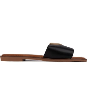 El moderno Viv Slide de Solesister tiene una silueta estilizada y estética y presenta un hermoso adorno dorado en la correa del pie. Estas elegantes sandalias seguramente harán una declaración bonita y sofisticada. Salga con estilo y comodidad con una confianza fresca, mientras sale en un día soleado o únete a tus amigos en una tarde tranquila.