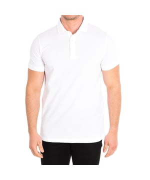 Café Coton Poloshirt mit kurzen Ärmeln.
 Reverskragen.
 Halber Knopfverschluss.
 Ärmel mit geripptem Abschluss.
 Nähte in Ton gehalten.
 Zusammensetzung: 100% Baumwolle
 Pflege:
Waschanleitung:
 - Maximal bei 40ºC waschen.
 - Bügeln bei mittlerer Temperatur, max. 100ºC.
 - Erlaubt die Verwendung eines Trockners.
 - Keine Bleichmittel verwenden.
 - Chemische Reinigung ist nicht möglich.