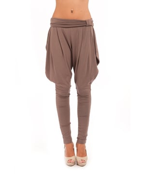 Pantalón marrón estilo harén con bolsillos