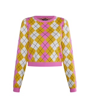 Terugkeer van de diamant! Het Schotse Argyle-patroon is een echte klassieker, populair voor golf, schooluniformen of sokken. Ook het patroon evergreen is erg populair bij myMo ROCKS. In een contrasterende kleurenmix is ​​de zachte trui gemaakt van een viscosemix, heeft een klassieke snit en is afgewerkt met effen geribde manchetten. Met stevige bikerlaarzen creëer je een casual break in stijl.  Gebreide trui