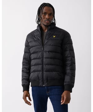 Lyle & Scott's Black Jacket is lichtgewicht en voorzien van het merklogo. Deze regular-fit jas valt normaal qua maat met een merkbadge op de linkerborst., Lyle & Scott zwarte jas, gemaakt in China, 100% polyester, merklogo op de borst, centrale ritssluiting, normale pasvorm, maat valt normaal Merkbadge linksvoor op de borst, gewatteerde jas, zwarte jas, gewatteerde jas met trechterhals