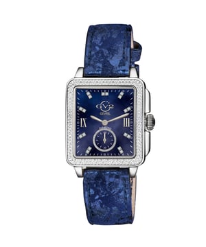 La pintoresca ciudad de Bari, Italia, fue la inspiración para la popular colección de relojes para damas GV2 Bari. Conocida en todo el mundo como la ciudad de San Nicolás, no es sorprendente que esta ciudad histórica continúe inspirando a los diseñadores.
La nueva línea de extensión mantiene el sofisticado dial rectangular de madreperla con dieciocho índices de diamantes brillantes de la colección Bari, añadiendo un subdial de sesenta segundos muy bien ubicado. Esta colección Bari ha sido equipada con una hermosa corona en forma de calabaza coronada con un bisel de diamante cortado.
Reloj para mujer GV2 9259 Bari, cuarzo suizo con diamantes

Reloj suizo para mujer GV2 de la colección Bari
Caja cuadrada de 37 mm con bisel de diamantes cortado en plata / corona de empuje y tracción
Dial azul de madreperla con 18 diamantes corte individual de color G/H
Subdial de segundos
Correa genuina y hecha a mano en Italia de color azul con hebilla de tang
Cristal de zafiro antirreflectante
Resistente al agua hasta 50 metros / 5 ATM
Movimiento de cuarzo suizo Ronda 1069