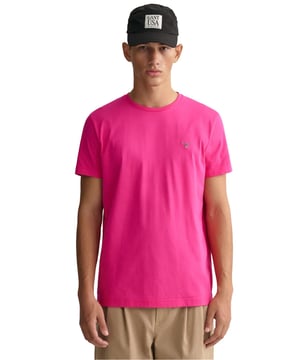 Estas camisetas originales de diseño Gant para hombre cuentan con el logotipo clásico de la marca y un escote redondo. Hechas a mano con 100% algodón, estas camisetas ligeras y transpirables Regular Fit son lavables a máquina.