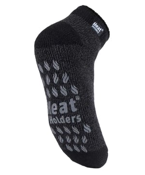 Dieselbe Wärme und derselbe Komfort wie bei den originalen Heat Holders® Crew-Socken, aber in einer kürzeren Knöchellänge! Mit rutschfesten Grippern an der Unterseite für bessere Traktion auf Holz- oder Fliesenböden in Innenräumen. Halten Sie Ihre Füße auch an den kältesten Tagen warm und ziehen Sie dieses Paar knöchellange Heat Holders® für Männer an, die wärmste Thermosocke. Die Heat Holders® sind dick, klobig und mit einer massiven Tog-Einstufung von 2,34 aus einem speziell entwickelten schweren Garn hergestellt, das extreme Wärmeeigenschaften aufweist. Mit ihrer langflorigen Polsterung tragen diese Thermosocken dazu bei, dass sich die Füße rundum wohlfühlen und unterstützt werden. Die Innenseite jeder Socke ist intensiv gebürstet, was sich nicht nur sensationell weich anfühlt, sondern auch die warme Luft nahe an der Haut einschließt und die Füße länger warm hält. Diese Socken haben die Größe 6-11 und sind in 3 verschiedenen Farbvarianten erhältlich.