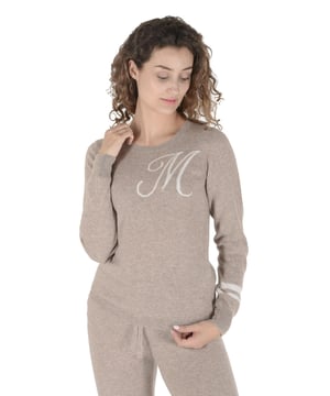 Klassischer und stilvoller Crown of Edinburgh Cashmere Rundhalsausschnitt-Pullover  
Langärmlig und aus hochwertigem Cashmere gefertigt  
Mit einem kontrastierenden Buchstaben auf der Vorderseite und drei Streifen am Ärmel  
Verfügbar in den Buchstaben A-D-K-L-M-S  
Kann mit Cashmere-Trainingshosen oder Jeans kombiniert werden  
Chemische Reinigung oder Handwäsche kalt  
100% Cashmere  
Hergestellt in der Mongolei und China  
100% CASHMERE