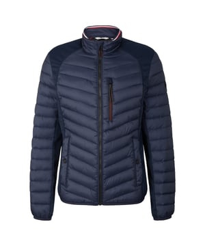 Gewatteerd outdoorjack met opstaande kraag, borstzak en steekzakken in een sportief ontwerp.
