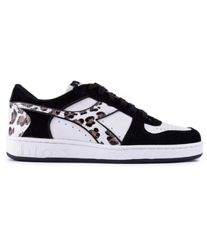 Der Basket Low Trainer von Diadora ist eine zeitlose Ikone, die immer wieder für Erstaunen sorgt. Diese Variante fällt dank des Wildkatzen-Tiermusters und des kontrastierenden schwarz-weißen Obermaterials ins Auge. Dieser leistungsstarke und stilvolle Sneaker ist nach Diadoras hohen Standards entworfen, mit hochwertigem Leder, Wildleder und der gebrandeten Eva-Gummisohle.  