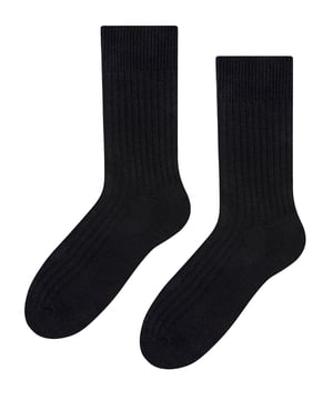 Calcetines perfectos para el día a día, estos calcetines de lana de alpaca para hombre son el epítome del lujo. Confeccionados con fibras de lana de alpaca 100%, estos calcetines son suaves y delicados, pero lo suficientemente resistentes para el uso diario. Estos calcetines de lana de alpaca mantienen los pies cómodos durante todo el día y su textura acanalada en la pierna y el pie alivia la presión innecesaria sobre el pie y ayuda a garantizar un ajuste seguro. Estos calcetines tienen propiedades de absorción de la humedad, lo que significa que mantendrán sus pies secos en todas las condiciones. Esto es importante porque si tus pies se mojan durante largos periodos de tiempo, pueden causarte ampollas e infecciones. Puedes elegir entre 5 colores: Negro, Marrón, Beige, Gris y Gris claro, ¡así que hay para todos los gustos! Tanto si prefieres un negro tradicional como un marrón clásico, tenemos algo que se adapta a tu estilo. Estos calcetines para hombre están disponibles en 2 tallas: 7-9 UK (41-43 EUR, 8-10 US) y 10-13 (44-46 EUR, 11-14 US) y están hechos de 56% Acrílico, 22% Lana, 11% Poliamida, 9% Alpaca, 2% Elastano. Hay 5 colores para elegir y son totalmente lavables a máquina.