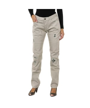 Jeans largos.  
Beige  
Cinturón con trabillas.  
Cierre de cremallera y botón en la parte frontal.  
Dos bolsillos frontales y un mini bolsillo.  
Dos bolsillos en la parte trasera con el logo metálico.  
Efecto desgastado.  
Costuras a juego.  

Composición:  
80% algodón - 19% poliéster - 1% elastano.  

Instrucciones de lavado:  
- Lavar a un máximo de 30ºC.  
- Planchar a temperatura media, máx. 110 °C.  
- Se puede usar secadora.  
- No usar blanqueador.  
- No soporta limpieza en seco.  
Composición: 80% algodón, 19% poliéster, 1% elastano  
Cuidado:  
Lavar a un máximo de 30ºC.  
- Planchar a temperatura media, máx. 110ºC.  
- Se puede usar secadora.  
- No usar blanqueador.  
- No soporta limpieza en seco.